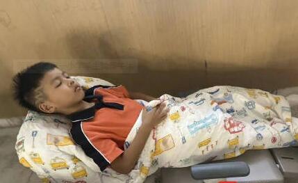 南京一小學(xué)讓孩子躺著午睡 椅子瞬間就變成了躺椅
