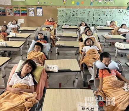 南京一小學讓孩子躺著午睡 椅子瞬間就變成了躺椅