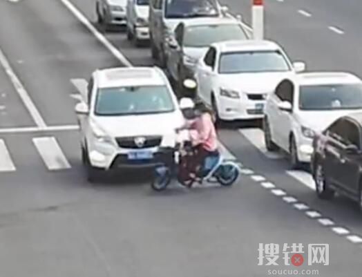 女子闖紅燈被撞質問為什么不讓我 原因竟是這樣簡直太崩潰了