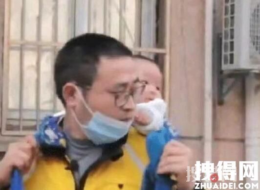 孩子赤腳在爸爸外賣箱里熟睡 到底是什么情況？