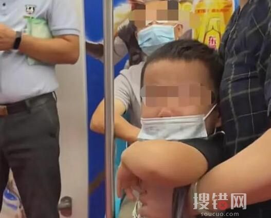 男童地鐵搶座 坐女乘客大腿上撒潑 原因竟是這樣簡直太無語了