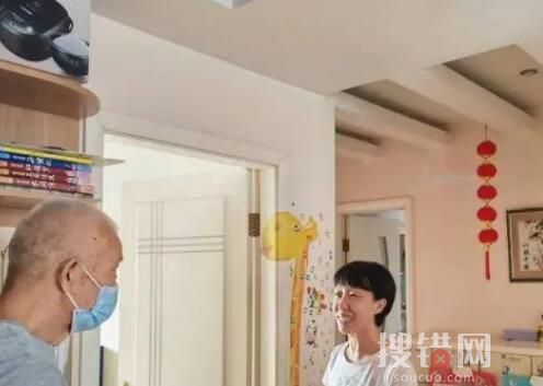 男童18樓墜下 鄰居一把拽回 為什么墜樓？