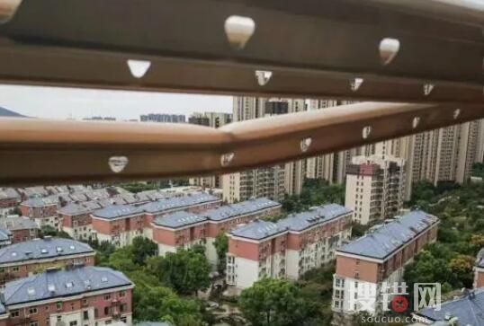 男童18樓墜下 鄰居一把拽回 為什么墜樓？