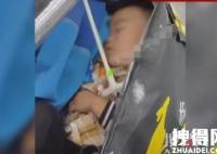 孩子赤腳在爸爸外賣箱里熟睡 原因竟是這樣實(shí)在太心酸了