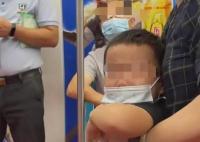 男童地鐵搶座 坐女乘客大腿上撒潑 到底是什么情況？