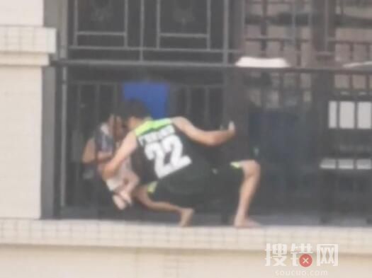 鄰居徒手爬8樓護(hù)欄救被卡小寶寶 原因竟是這樣實(shí)在令人后怕