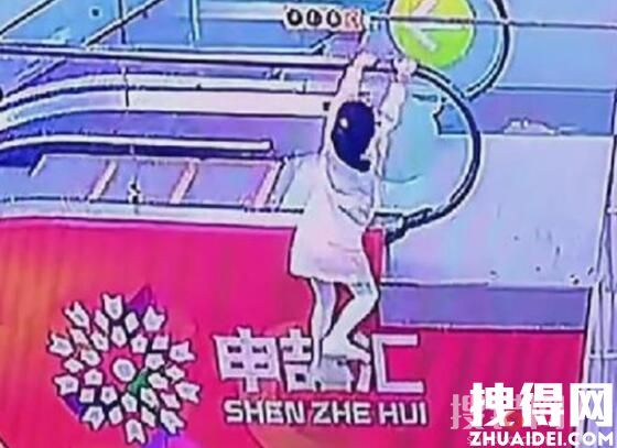 女童手扒扶梯雙腳懸空被男子救起 始料未及真相簡直令人震驚