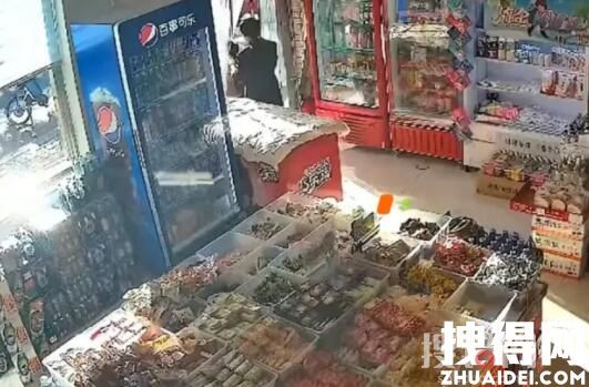 店主著急送孩子誤把顧客鎖店里 原因竟是這樣簡直太嚇人了