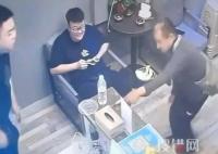 開店遇磕頭乞討 老板用魔法打敗魔法 為什么磕起頭來(lái)？