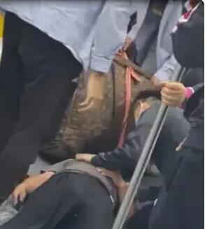 濟南一男子地鐵上暈倒 自述沒錢吃飯 原因竟是這樣太無奈了
