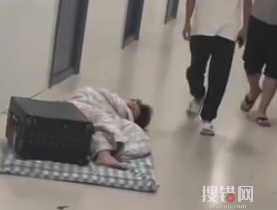 男生打呼嚕太吵被室友抬至樓道 為什么被抬走？