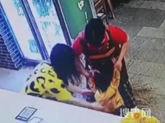 男孩火鍋店狂奔被湯淋一身 為什么被撞？