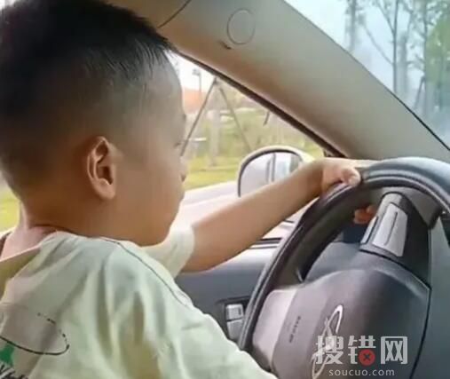 5歲孩子開車上路媽媽還說開得好 后果不堪設(shè)想