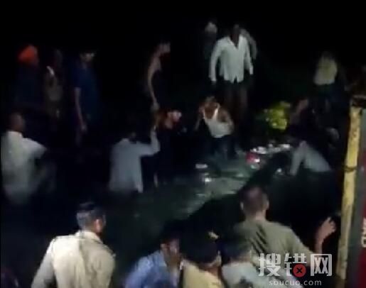印度一拖拉機(jī)墜入池塘致27死 始料未及真相簡(jiǎn)直令人震驚