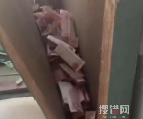 外公床頭摳洞塞錢(qián)2年存3萬(wàn)多 為什么這么多？
