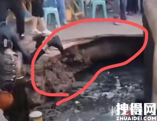 重慶一路面坍塌 多人掉進化糞池 為什么坍塌什么原因？