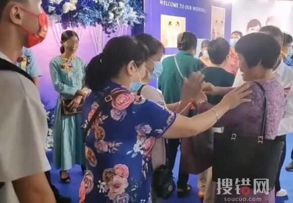 廣東一婚宴不收禮金只撕紅包一角 是當地風俗由來已久