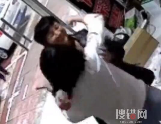 女兒看到2年未見的母親擁抱大哭 為什么這么久沒見？