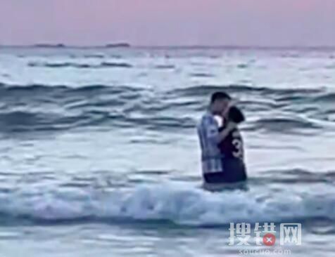 情侶看日出站海浪里擁吻險被沖倒 到底是什么情況？
