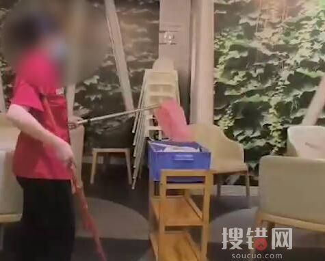 員工當(dāng)顧客面把掃地垃圾倒進(jìn)餐盤 究竟是怎么回事？