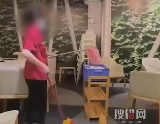 員工當顧客面把掃地垃圾倒進餐盤 究竟是怎么回事？
