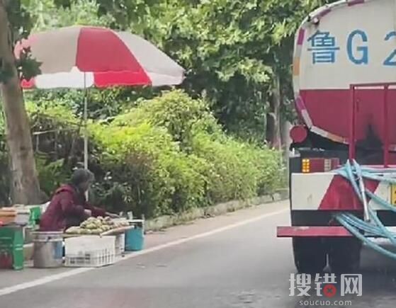 灑水車精準避開擺攤老人 究竟是怎么回事？