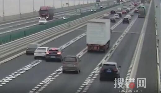 司機欲從兩車中間超車致多車事故 內(nèi)幕曝光簡直太意外了