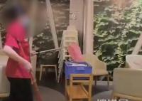 員工當顧客面把掃地垃圾倒進餐盤 內幕曝光簡直太意外了
