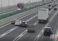 司機(jī)欲從兩車中間超車致多車事故 內(nèi)幕曝光簡直太意外了