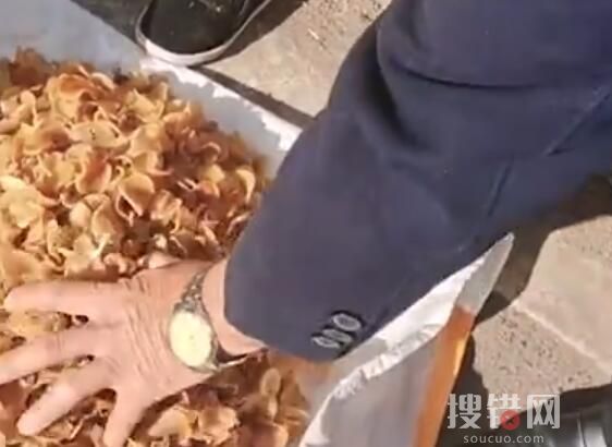 單親媽媽冷風中帶女兒路邊賣干菜 內幕曝光簡直太暖心了