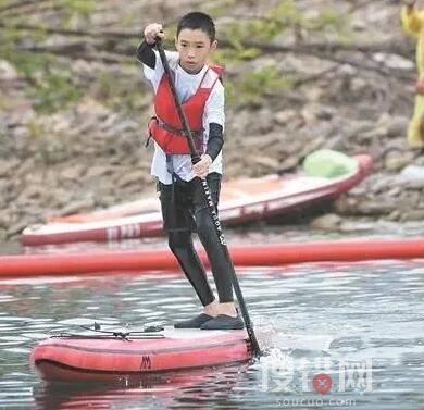 12歲男孩劃槳板救回2名落水者 究竟是怎么回事？