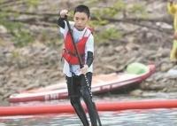 12歲男孩劃槳板救回2名落水者 內幕曝光簡直太意外了