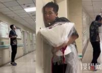 男子產房外手捧鮮花等待妻子生產 內幕曝光簡直太意外了