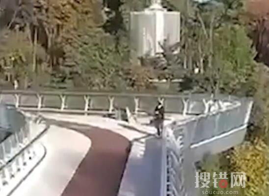基輔一天橋被炸 碎片從路人頭頂飛過(guò) 究竟是怎么回事？