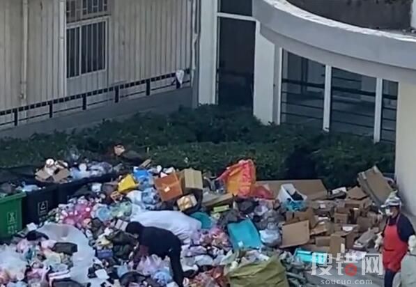 學校查寢男生宿舍外垃圾堆成山 為什么這么多垃圾？