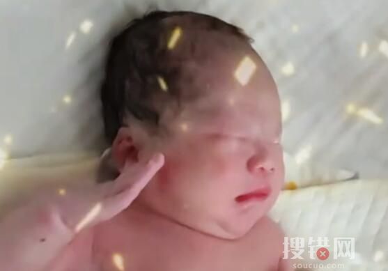 剛出生寶寶被夸一臉正氣后抬手敬禮 上輩子是個軍人