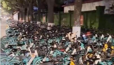 南京一地鐵口被大量共享單車堵死 現場畫面實在讓人震驚