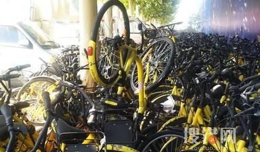 南京一地鐵口被大量共享單車堵死 現場畫面實在讓人震驚
