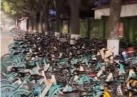 南京一地鐵口被大量共享單車堵死 現場畫面實在讓人震驚