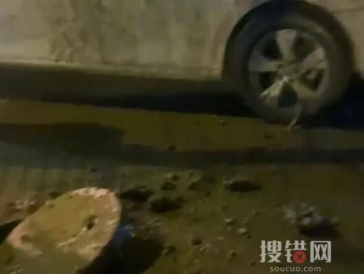 男童放鞭炮炸飛三個井蓋連砸兩車 到底是怎么炸飛的？