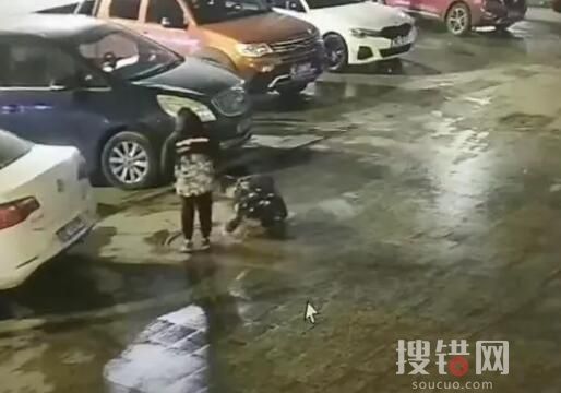 男童放鞭炮炸飛三個(gè)井蓋連砸兩車 真相實(shí)在令人驚個(gè)呆