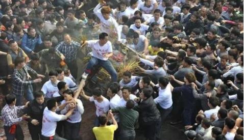 廣東最狂野民俗鹽拖灶神:場(chǎng)面激烈 到底是什么情況?