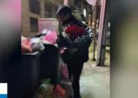 男子垃圾桶旁撿玫瑰送妻子 背后原因實在是太意外了