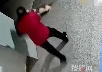 殘疾流浪貓遭老人惡意踢打驅趕 背后真相實在是太意外了
