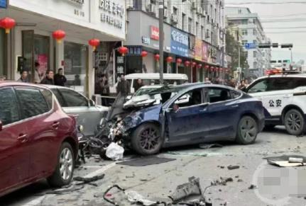 特斯拉當(dāng)街“狂飆”追尾公交車 背后真相實(shí)在讓人驚訝