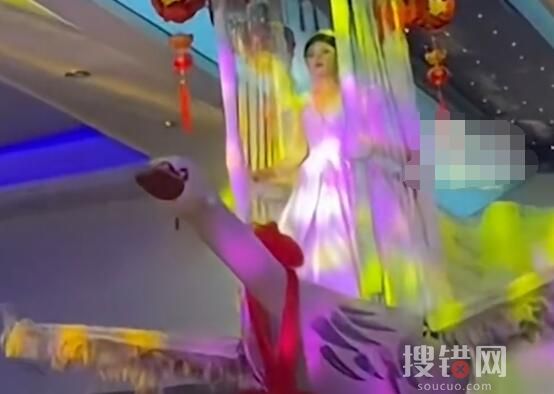新娘婚禮現場乘坐巨型大鵝出場 畫面曝光實在是讓人震撼