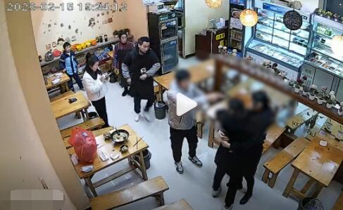 男子進店要錢嫌少騷擾毆打女顧客 到底是什么情況?