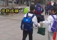 男孩進校門順手幫女生提包 背后真相實在是讓人樂翻了