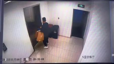 優(yōu)衣庫(kù)店長(zhǎng)偷800余件服裝7.5折銷售 真相揭露真的令人大吃一驚