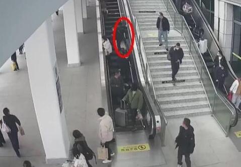 女子用火車站扶梯運行李砸傷旅客 背后真相曝光簡直太驚人了